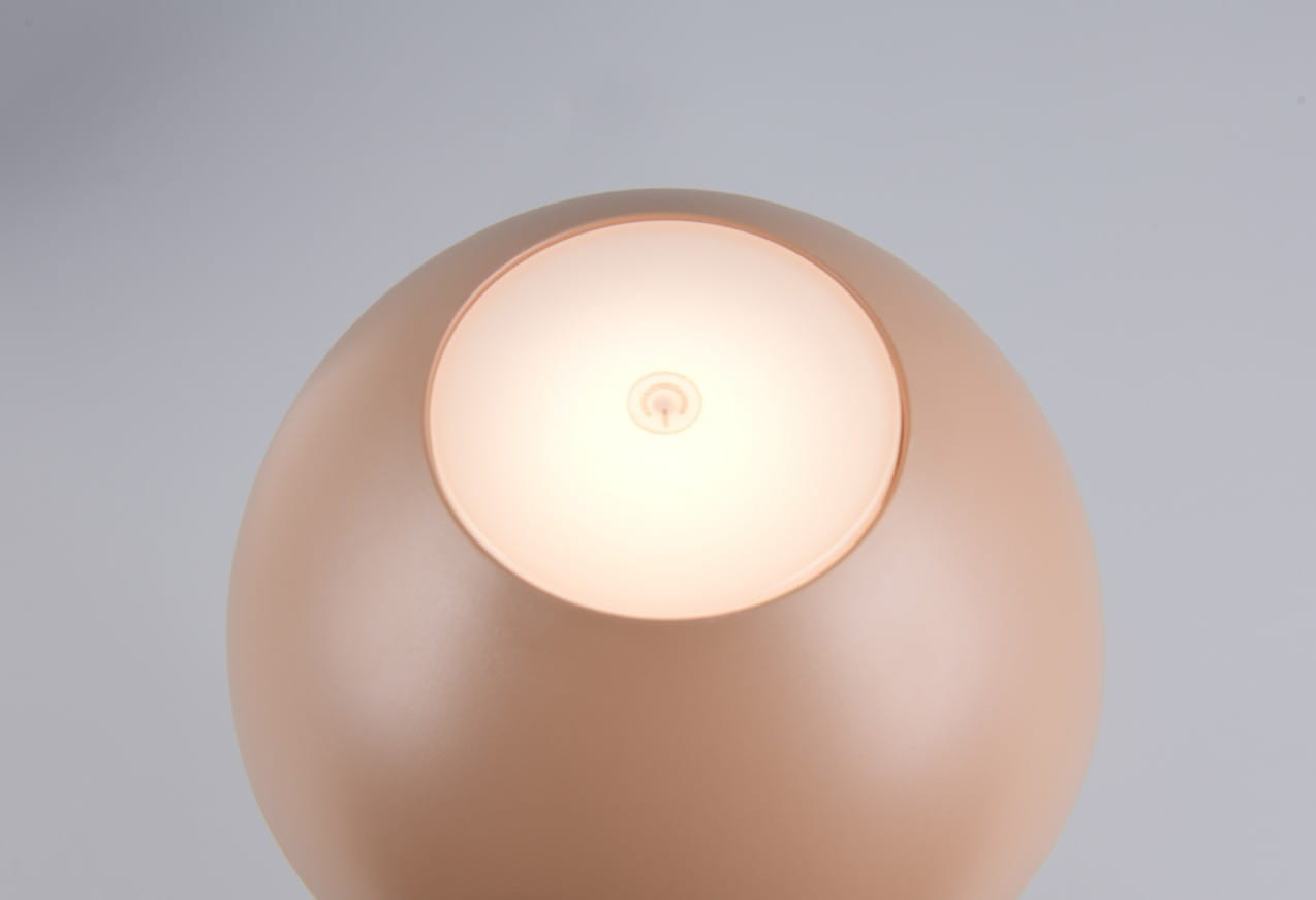 Lampa stołowa Ricardo w kolorze kawowym, z okrągłą podstawą i gładką, matową powierzchnią. Widoczna góra z diodą LED, emitującą miękkie światło. Ujęcie z góry, pokazujące detal klosza i włącznik. Idealna do użytku na zewnątrz.