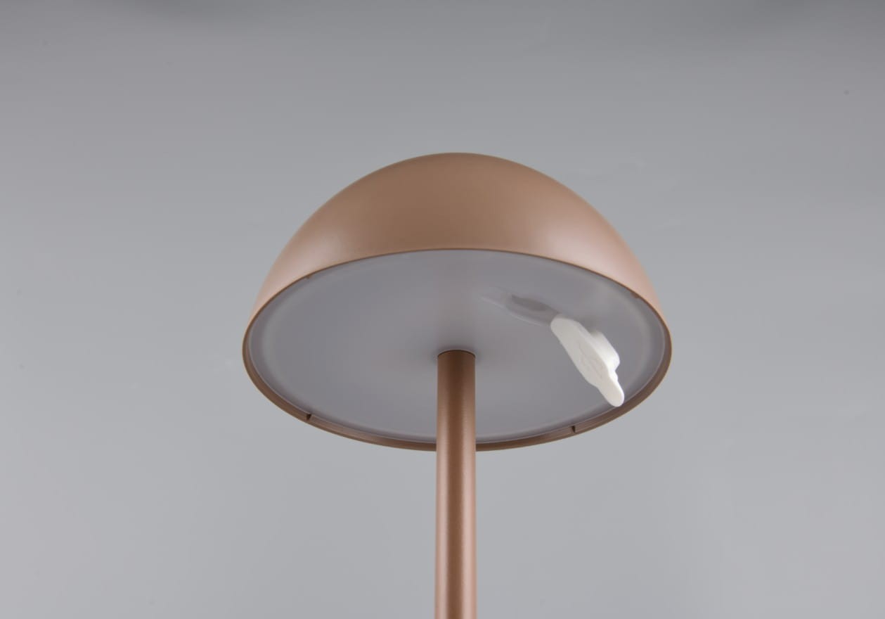 Lampa stołowa zewnętrzna Ricardo w kolorze kawowym, z okrągłym kloszem i prostą, metalową nogą. Widoczny przycisk włącznika na spodniej części klosza. Ujęcie z góry, ukazujące detale konstrukcji.