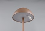 Lampa stołowa zewnętrzna Ricardo w kolorze kawowym, z okrągłym kloszem i prostą, metalową nogą. Widoczny przycisk włącznika na spodniej części klosza. Ujęcie z góry, ukazujące detale konstrukcji.