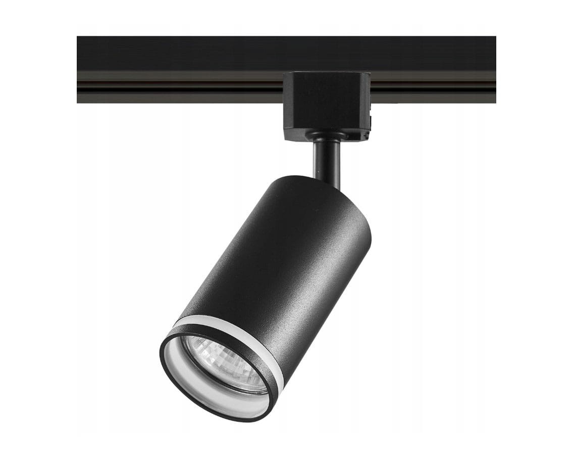 Czarny reflektor spot GU10 do szyny 1-fazowej, z cylindrycznym korpusem i metaliczną obręczą. Ujęcie z boku, z zamontowanym uchwytem. Produkt przeznaczony do oświetlenia wnętrz, idealny do punktowego oświetlenia przestrzeni.
