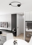 Czarna lampa sufitowa Lucio z dwoma punktami świetlnymi GX53. Okrągła konstrukcja, zamontowana na suficie, z minimalistycznym designem. Widoczna w nowoczesnym wnętrzu z telewizorem i białymi meblami.