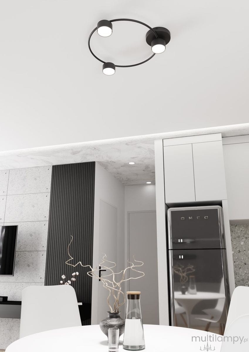 Lampa sufitowa Lucio w kolorze czarnym z trzema oprawami GX53, zamontowana na suficie. Okrągły kształt, minimalistyczny design, widoczne źródła światła. Produkt w nowoczesnym wnętrzu, otoczenie jasne, z elementami kuchennymi w tle.