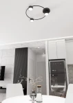 Lampa sufitowa Lucio w kolorze czarnym z trzema oprawami GX53, zamontowana na suficie. Okrągły kształt, minimalistyczny design, widoczne źródła światła. Produkt w nowoczesnym wnętrzu, otoczenie jasne, z elementami kuchennymi w tle.