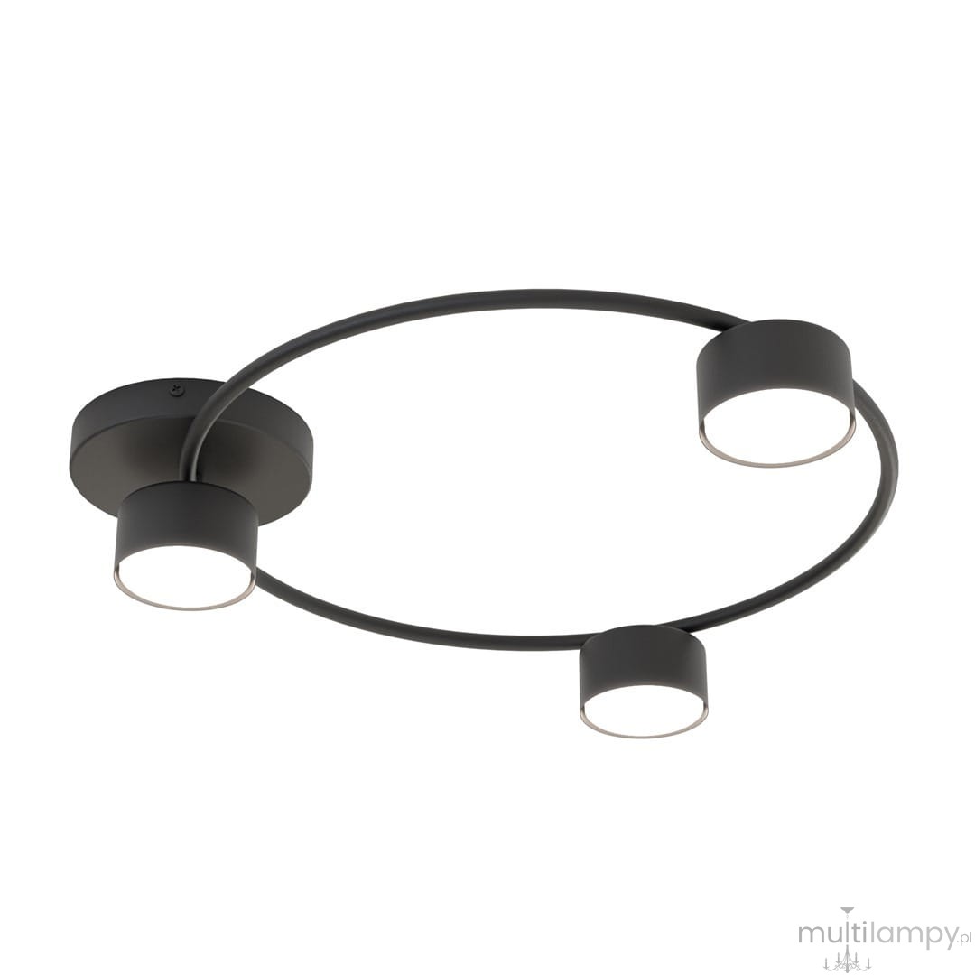 Lampa sufitowa Lucio w kolorze czarnym z trzema oprawami na żarówki GX53. Posiada okrągłą, minimalistyczną konstrukcję z metalowymi elementami. Ujęcie z boku, prezentujące detal montażowy oraz kształt lampy.