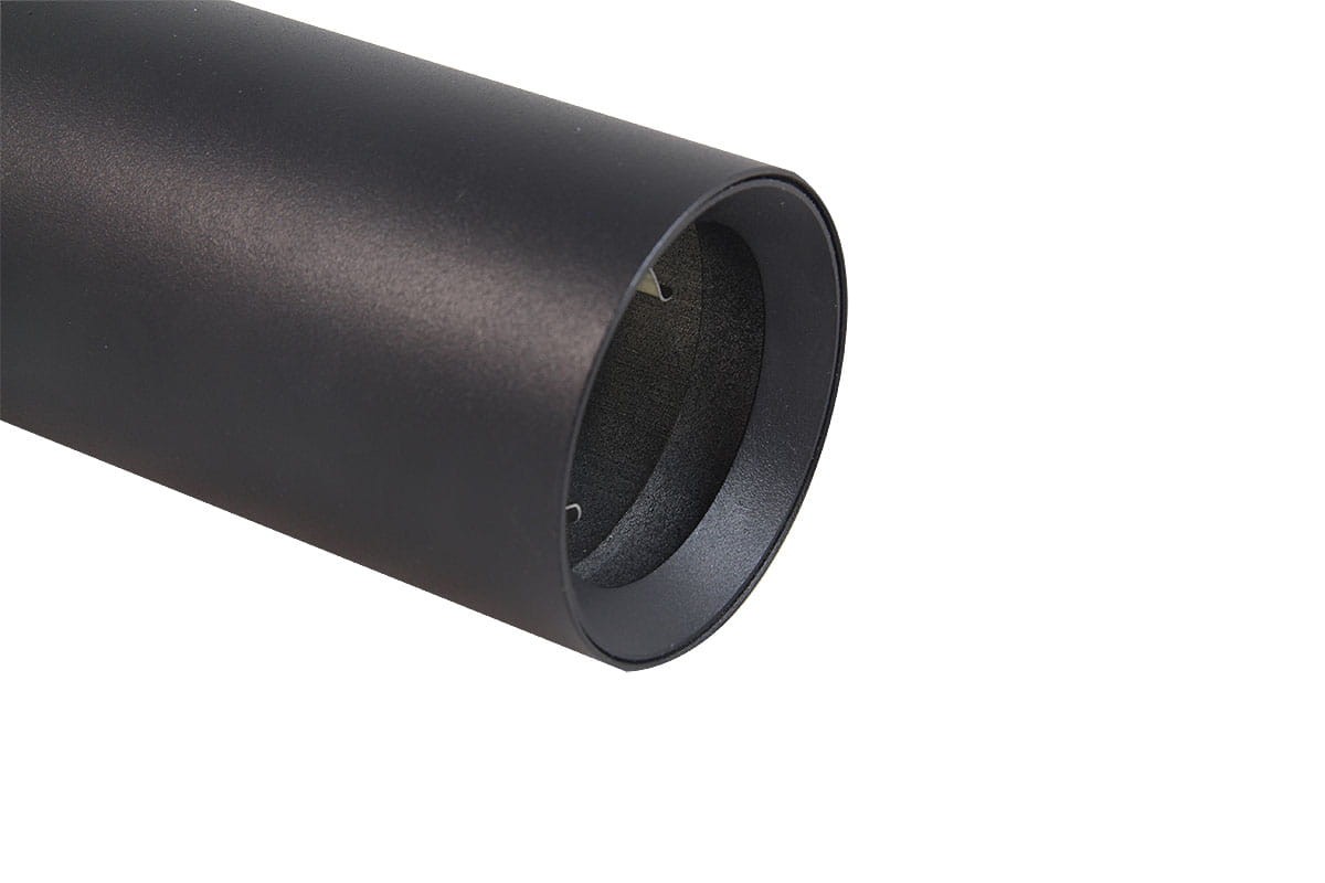 Reflektor spot GU10 do szyny 1-fazowej w kolorze czarnym. Cylindryczny kształt z matową powierzchnią. Widok z boku, ukazujący wewnętrzną część oprawy oraz miejsce na żarówkę. Brak dodatkowych elementów dekoracyjnych.