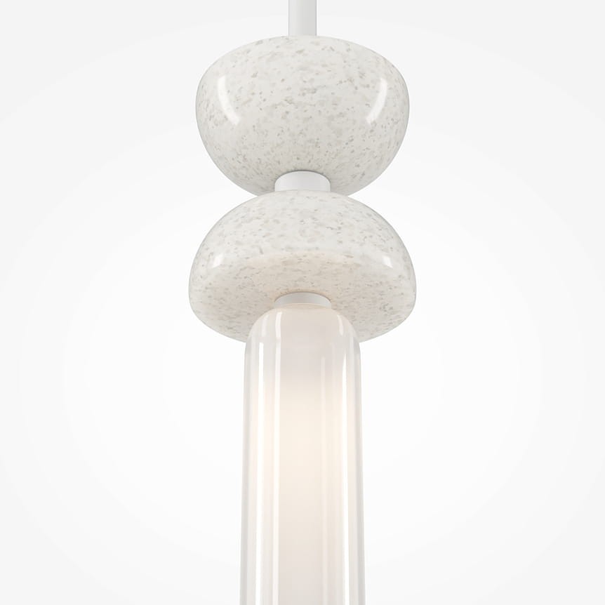 Lampa wisząca Kyoto w kolorze białym, zbudowana z dwóch okrągłych elementów z fakturą oraz prostokątnego klosza. Klosz wykonany z przezroczystego materiału, emitującego światło. Produkt zawieszony na cienkim przewodzie, na jednolitym tle.