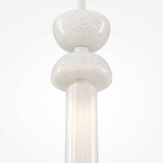 Lampa wisząca Kyoto w kolorze białym, zbudowana z dwóch okrągłych elementów z fakturą oraz prostokątnego klosza. Klosz wykonany z przezroczystego materiału, emitującego światło. Produkt zawieszony na cienkim przewodzie, na jednolitym tle.