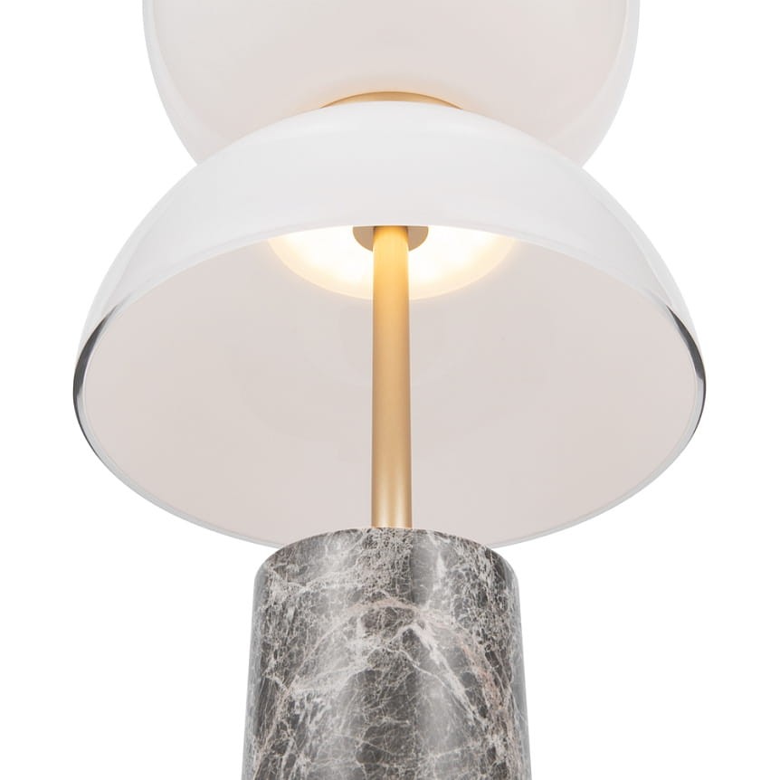 Lampa stołowa LED Kyoto o mocy 11W, z białym kloszem i złotym stelażem, umieszczona na podstawie z marmurowym wykończeniem. Ujęcie z góry, ukazujące szczegóły klosza i konstrukcji.