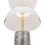 Lampa stołowa LED Kyoto o mocy 11W, z białym kloszem i złotym stelażem, umieszczona na podstawie z marmurowym wykończeniem. Ujęcie z góry, ukazujące szczegóły klosza i konstrukcji.