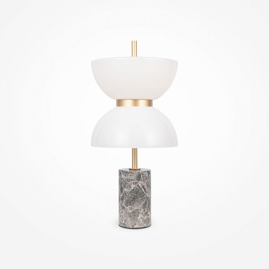 Lampa stołowa LED Kyoto o mocy 11W, z białymi kloszami i złotymi elementami, umieszczona na okrągłym, szarym marmurowym postumencie. Ujęcie frontalne, lampa stoi na jednolitym tle.