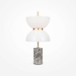 Lampa stołowa LED Kyoto o mocy 11W, z białymi kloszami i złotymi elementami, umieszczona na okrągłym, szarym marmurowym postumencie. Ujęcie frontalne, lampa stoi na jednolitym tle.
