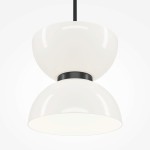 Lampa wisząca LED Kyoto o mocy 11W w kolorze czarnym. Posiada dwie półkuliste, białe osłony. Ujęcie z dołu, ukazujące detal kształtu i wykończenia. Idealna do nowoczesnych wnętrz.