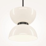 Lampa wisząca LED Kyoto o mocy 11W, z czarnym detalem, z charakterystycznym kształtem przypominającym dwie połączone półkulki w kolorze białym. Produkt zawieszony na cienkim, czarnym przewodzie. Idealna do nowoczesnych wnętrz.