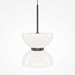 Lampa wisząca LED Kyoto o mocy 11W w kolorze czarnym. Okrągła, dwuczęściowa konstrukcja z białym, połyskującym kloszem i czarnym metalowym elementem łączącym. Zawieszona na cienkim przewodzie, na jasnym tle.