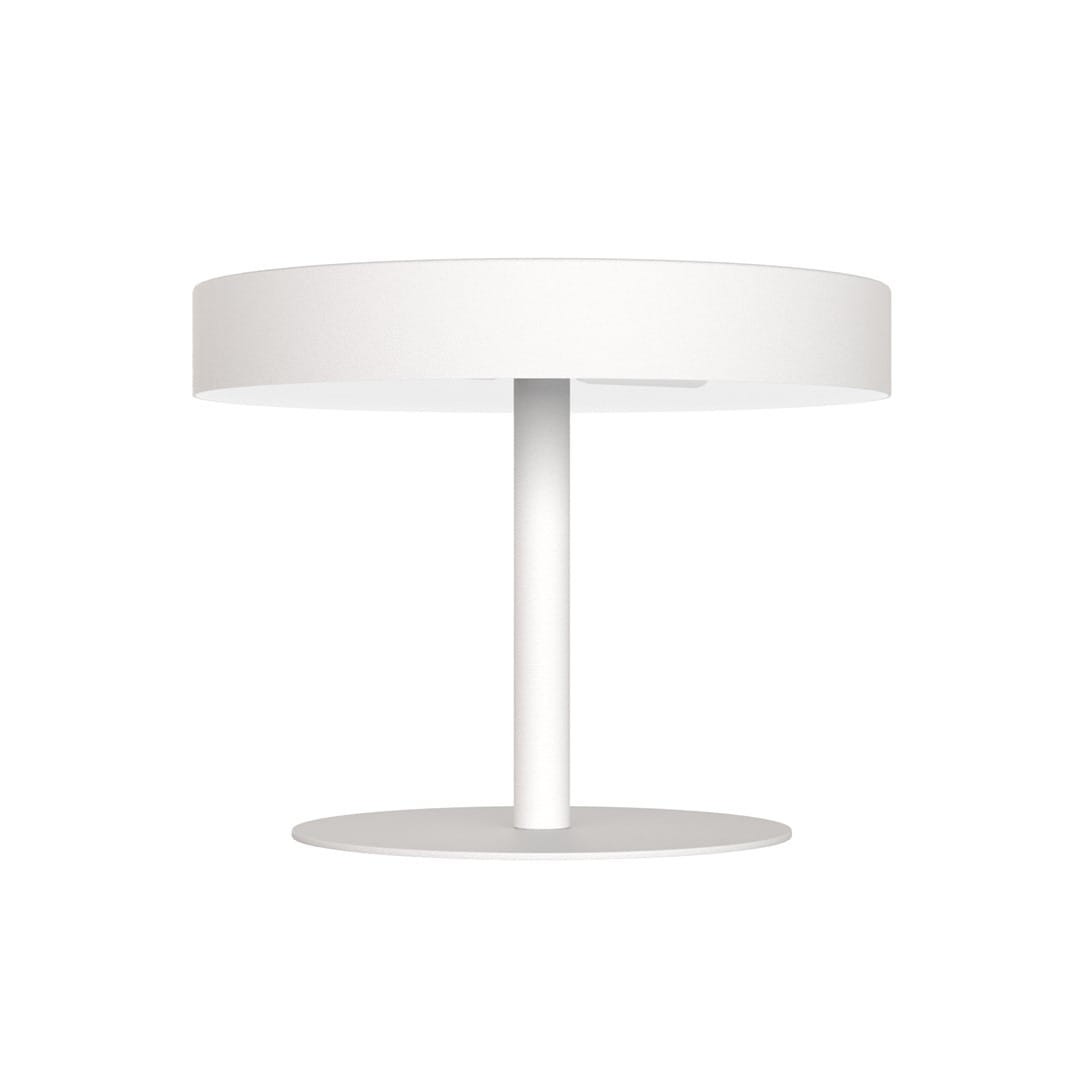 Lampa stołowa Nemo w kolorze białym, posiadająca okrągły klosz oraz stabilną okrągłą podstawę. Ujęcie frontalne, pokazujące całą strukturę lampy z widoczną pojedynczą nogą i miejscem na dwa źródła światła G9. Tło proste, białe.