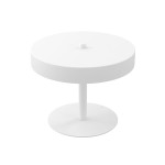 Lampa stołowa Nemo w kolorze białym, z okrągłym kloszem na cienkiej nodze i okrągłą podstawą. Wysoka, minimalistyczna konstrukcja, przeznaczona na dwie żarówki G9. Ujęcie frontalne, produkt na jednolitym tle.