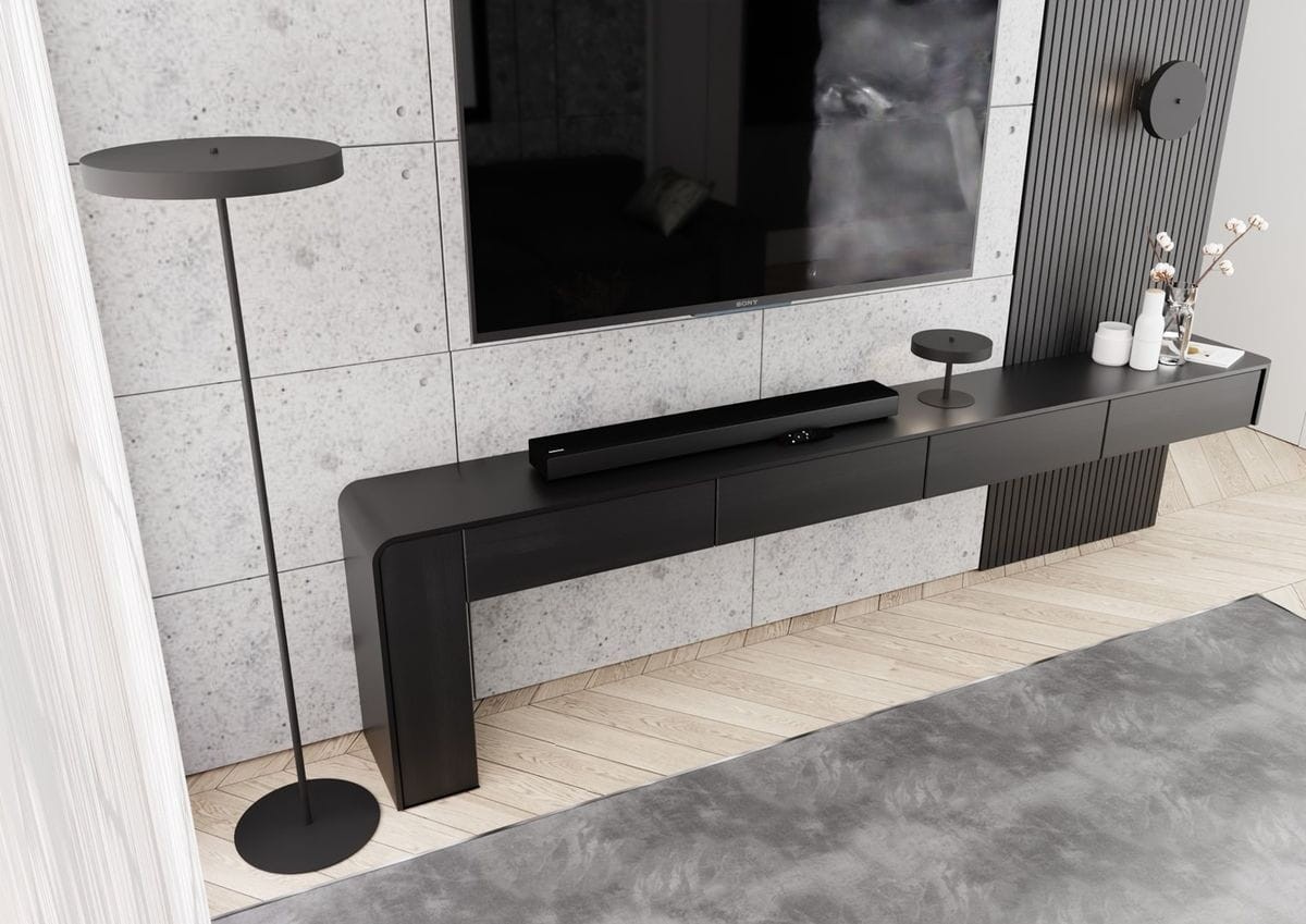 Kinkiet Nemo 2xG9 w kolorze czarnym, o nowoczesnym designie, zamontowany na ścianie. W tle widoczna elegancka szafka RTV w odcieniu czarnym, z telewizorem oraz dekoracjami. Otoczenie minimalistyczne, z jasnym drewnem na podłodze.