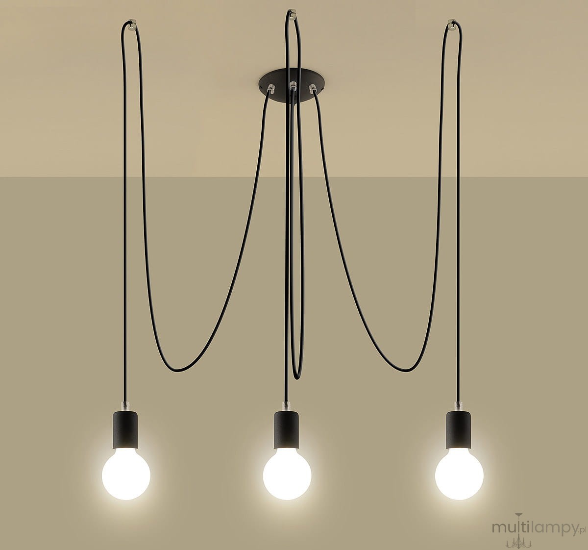Lampa wisząca Edison 3-punktowa z trzema żarówkami LED, zawieszona na długich czarnych przewodach. Metalowy sufitowy uchwyt w kolorze czarnym. Prosty, nowoczesny design, idealny do różnych aranżacji wnętrz.