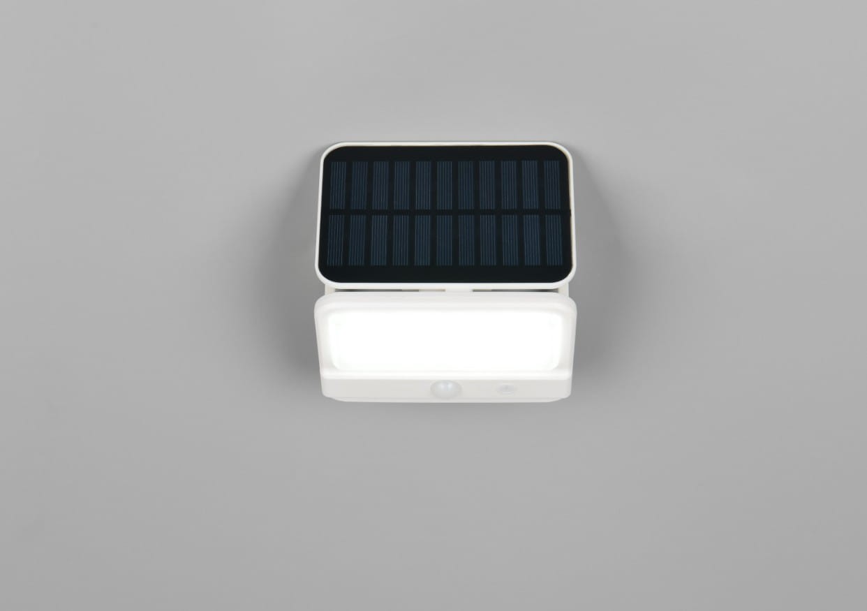 Kinkiet zewnętrzny solarny Viamao z czujnikiem ruchu, w kolorze białym. Posiada panel słoneczny na górze oraz białe światło LED na dole. Produkt pokazany z przodu, w pozycji otwartej, na jednolitym tle. Wymiary i detale nieczytelne.