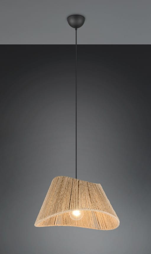 Lampa wisząca Valerie z kloszem w kształcie falistym, w kolorze naturalnym, wykonana z materiału tekstylnego. Czarny przewód i sufitowa mocowanie. Źródło światła E27, zawieszona na długim kablu, z widoczną żarówką. Tło w odcieniach szarości.
