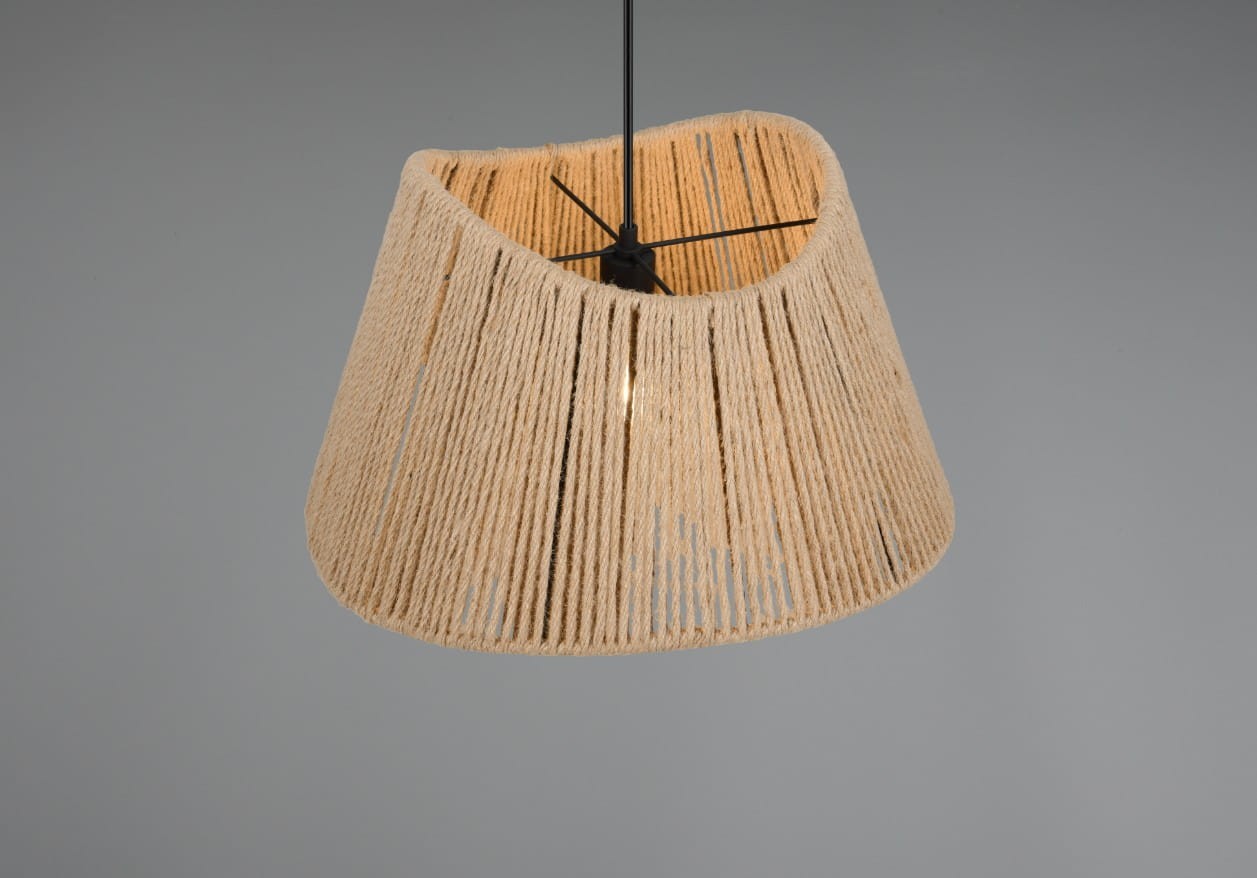 Lampa wisząca Valerie z abażurem w naturalnym kolorze, wykonanym z plecionki. Kształt stożkowy, z widocznym źródłem światła wewnątrz. Zawieszona na czarnym przewodzie, na szarym tle. Idealna do nowoczesnych wnętrz.