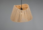 Lampa wisząca Valerie z abażurem w naturalnym kolorze, wykonanym z plecionki. Kształt stożkowy, z widocznym źródłem światła wewnątrz. Zawieszona na czarnym przewodzie, na szarym tle. Idealna do nowoczesnych wnętrz.