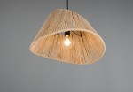 Lampa wisząca Valerie z kloszem w kolorze naturalnym, wykonanym z plecionego materiału, z widoczną żarówką E27. Klosz ma asymetryczny kształt, zawieszony na czarnym przewodzie, na jednolitym, szarym tle.