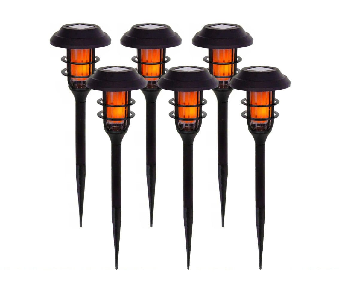 Zestaw 6 lamp solarnych ogrodowych z czarnymi, wbijanymi stelażami. Każda lampa ma okrągły klosz z przezroczystym panelem i pomarańczowym podświetleniem. Ułożone w pionie, idealne do dekoracji ogrodu. Wysokość: 45 cm.