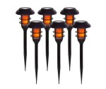 Zestaw 6 lamp solarnych ogrodowych z czarnymi, wbijanymi stelażami. Każda lampa ma okrągły klosz z przezroczystym panelem i pomarańczowym podświetleniem. Ułożone w pionie, idealne do dekoracji ogrodu. Wysokość: 45 cm.