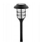 Latarnia solarna ogrodowa, czarna, wbijana, z LED, o wysokości 45 cm. Posiada przezroczystą osłonę z metalową siatką. Zestaw składa się z 6 sztuk, idealnych do oświetlenia ogrodu lub ścieżek.