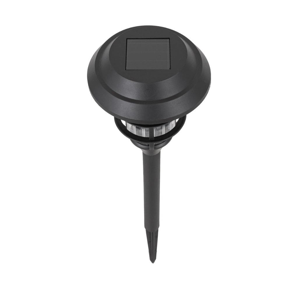 Czarna lampa solarna ogrodowa Latarnia II, wbijana, wysokość 45 cm, z okrągłym kloszem i panelami słonecznymi na górze. Produkt widoczny z góry, z cienkim trzonkiem do wbicia w ziemię, przeznaczony do oświetlenia przestrzeni na zewnątrz.