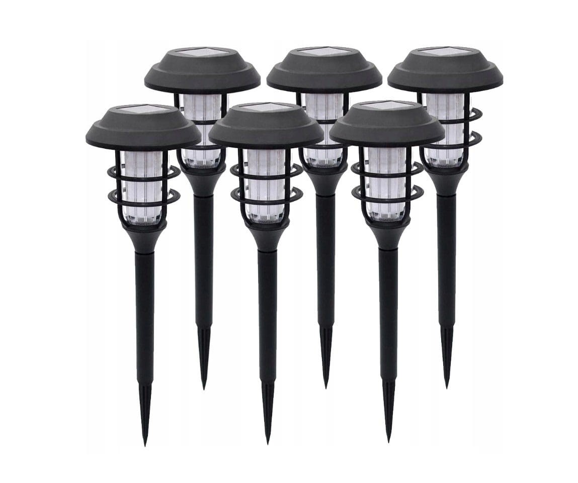 Zestaw 6 lamp solarnych ogrodowych Latarnia II, w kolorze czarnym, z wbijaną podstawą. Lampy mają cylindryczny kształt, przezroczystą osłonę i metalowy stelaż. Widoczne panele słoneczne na górze. Wysokość 45 cm.