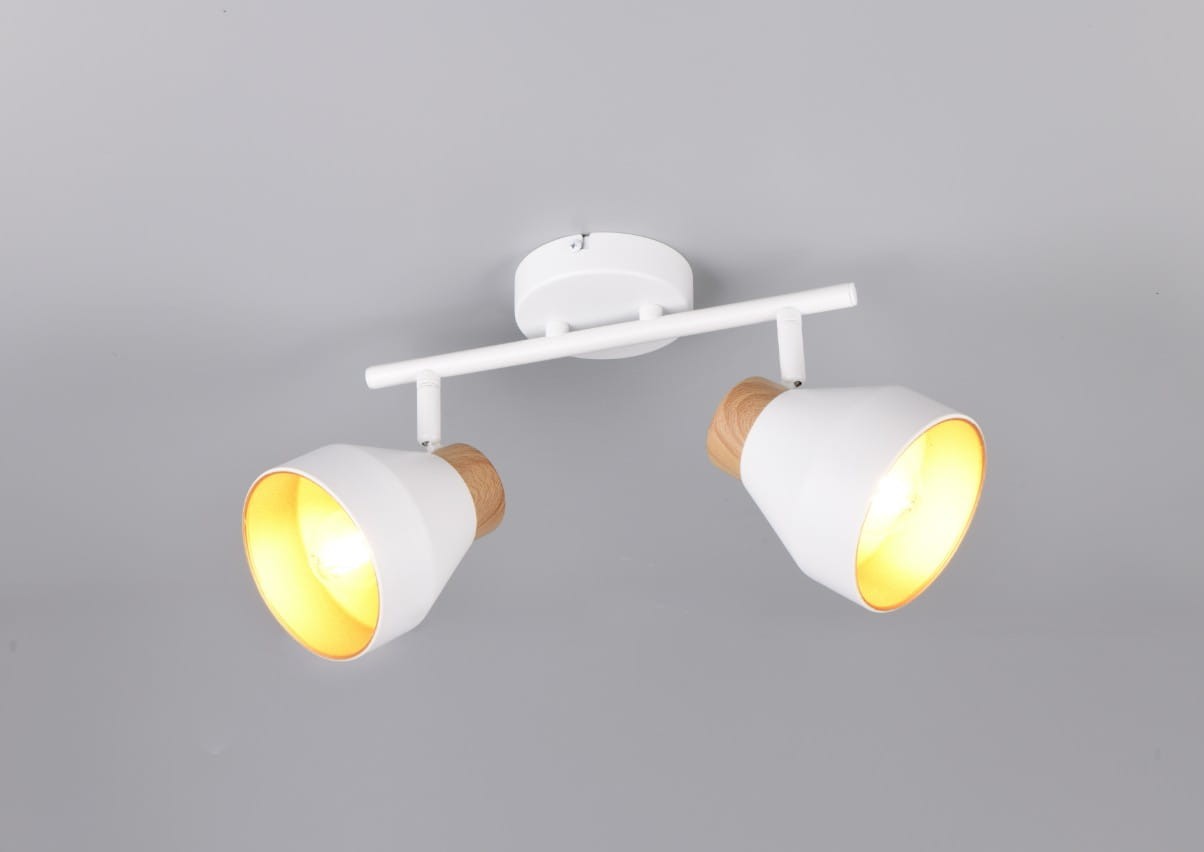 Biała lampa sufitowa Valentin z dwoma reflektorami, każdy z oprawą w kształcie stożka, z drewnianymi detalami u podstawy. Ujęcie z góry, lampy umieszczone na białym stelażu, z ciepłym światłem widocznym w każdym reflektorze.