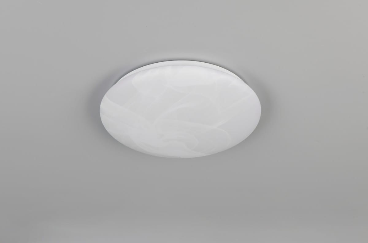 Plafon Umbria D28 w kolorze białym, okrągły, z mlecznego materiału, z pojedynczym źródłem światła LED o mocy 12W i temperaturze barwowej 4000K. Ujęcie frontalne, zamontowany na gładkim, szarym tle.