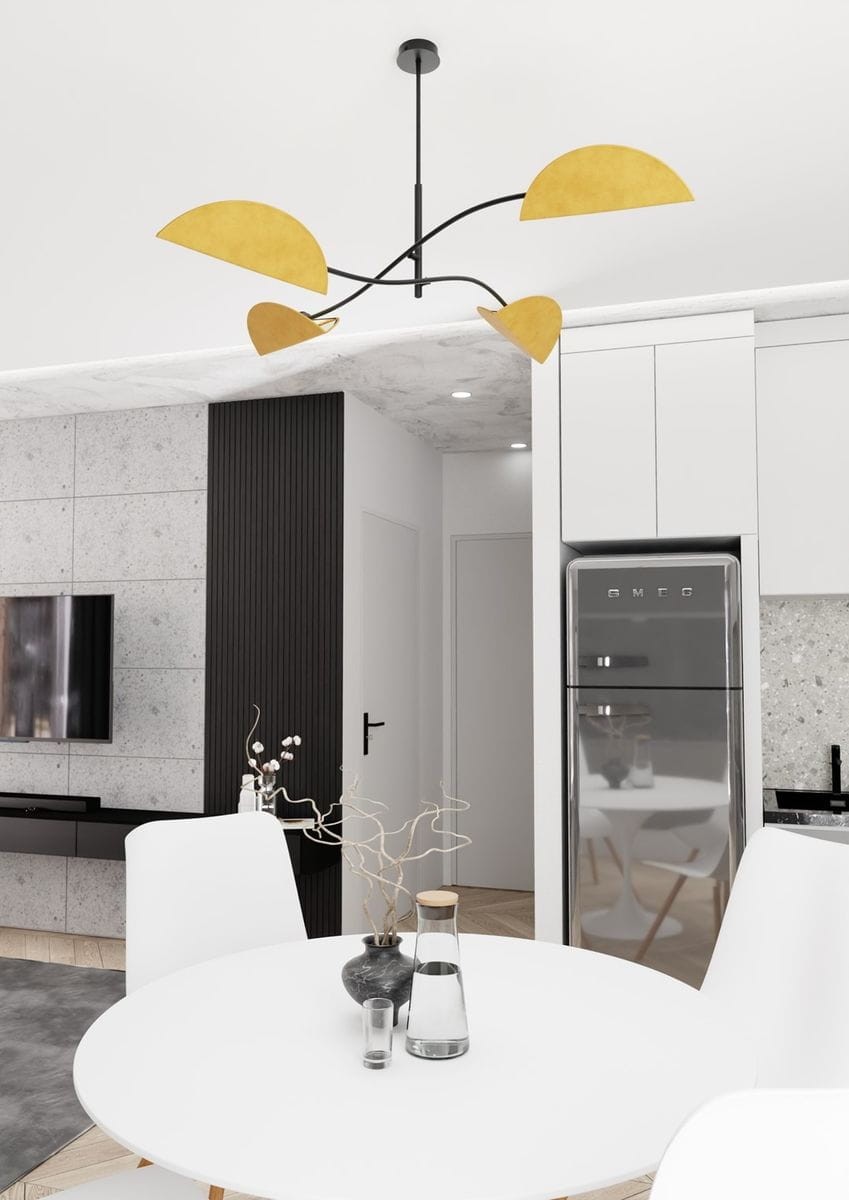 Czarna lampa sufitowa Lotus z czterema kloszami w kształcie półksiężyca w kolorze pomarańczowym. Produkt wiszący, z metalowym stelażem, umieszczony w nowoczesnym wnętrzu z białym stołem i szarym dywanem.
