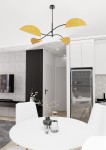 Czarna lampa sufitowa Lotus z czterema kloszami w kształcie półksiężyca w kolorze pomarańczowym. Produkt wiszący, z metalowym stelażem, umieszczony w nowoczesnym wnętrzu z białym stołem i szarym dywanem.