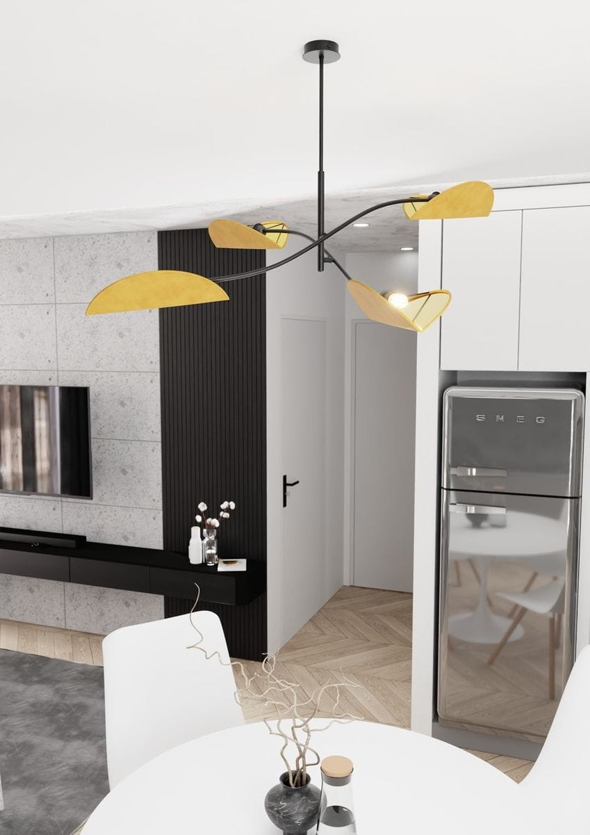 Czarna lampa sufitowa Lotus z czterema źródłami światła E14, z dekoracyjnymi, pomarańczowymi kloszami w kształcie liści. Zawieszona w nowoczesnym wnętrzu, na tle jasnych ścian i czarnej meblościanki.