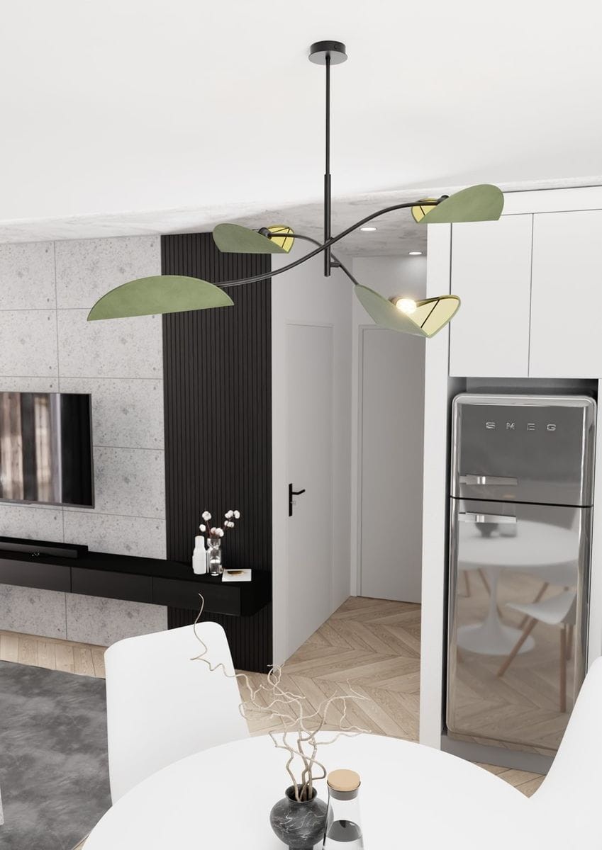 Czarna lampa sufitowa Lotus z czterema źródłami światła E14, z zielonymi liśćmi jako kloszami. Wisi na cienkim, czarnym stelażu w nowoczesnym wnętrzu, z jasnym tłem i minimalistycznymi meblami.