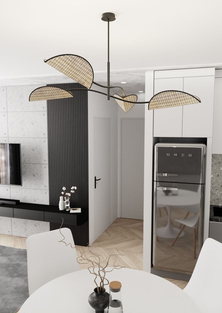 Lampa sufitowa Lotus 4xE14 w kolorze czarnym z naturalnymi kloszami, zawieszona na cienkim stelażu. Klosze mają kształt liści, tworząc nowoczesny i organiczny wygląd. Produkt umieszczony w jasnym wnętrzu z widoczną kuchnią i salonem.