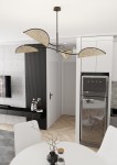 Lampa sufitowa Lotus 4xE14 w kolorze czarnym z naturalnymi kloszami, zawieszona na cienkim stelażu. Klosze mają kształt liści, tworząc nowoczesny i organiczny wygląd. Produkt umieszczony w jasnym wnętrzu z widoczną kuchnią i salonem.
