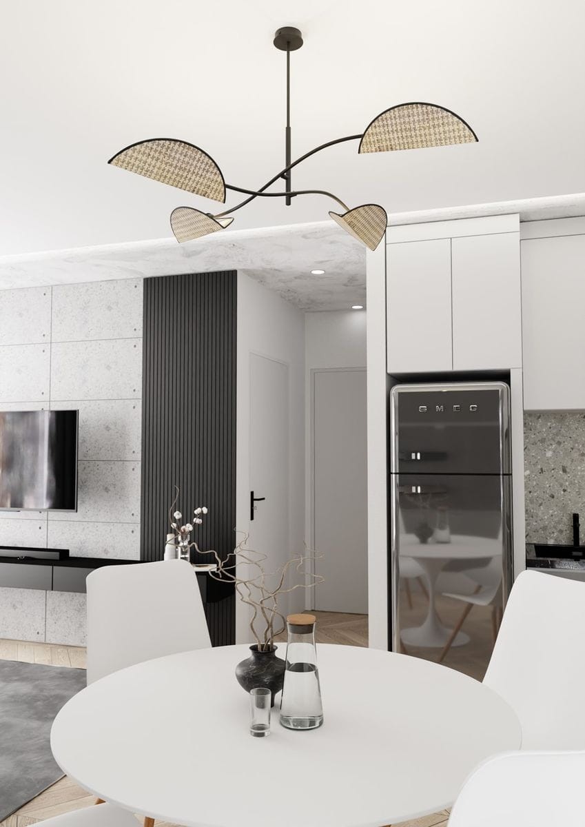 Czarna lampa sufitowa Lotus z czterema kloszami E14 w naturalnym kolorze, zawieszona na cienkim przewodzie. Klosze mają formę półokrągłych osłon z plecionki. Produkt umieszczony w nowoczesnej kuchni, z jasnym tłem i minimalistycznym wystrojem.