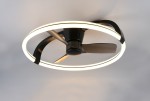 Czarna lampa sufitowa z wentylatorem, o okrągłym kształcie, z wbudowanym oświetleniem LED. Widoczny pilot do zdalnego sterowania. Produkt zamontowany na suficie, z widocznymi trzema łopatkami wentylatora oraz podświetleniem w kolorze ciepłej bieli.