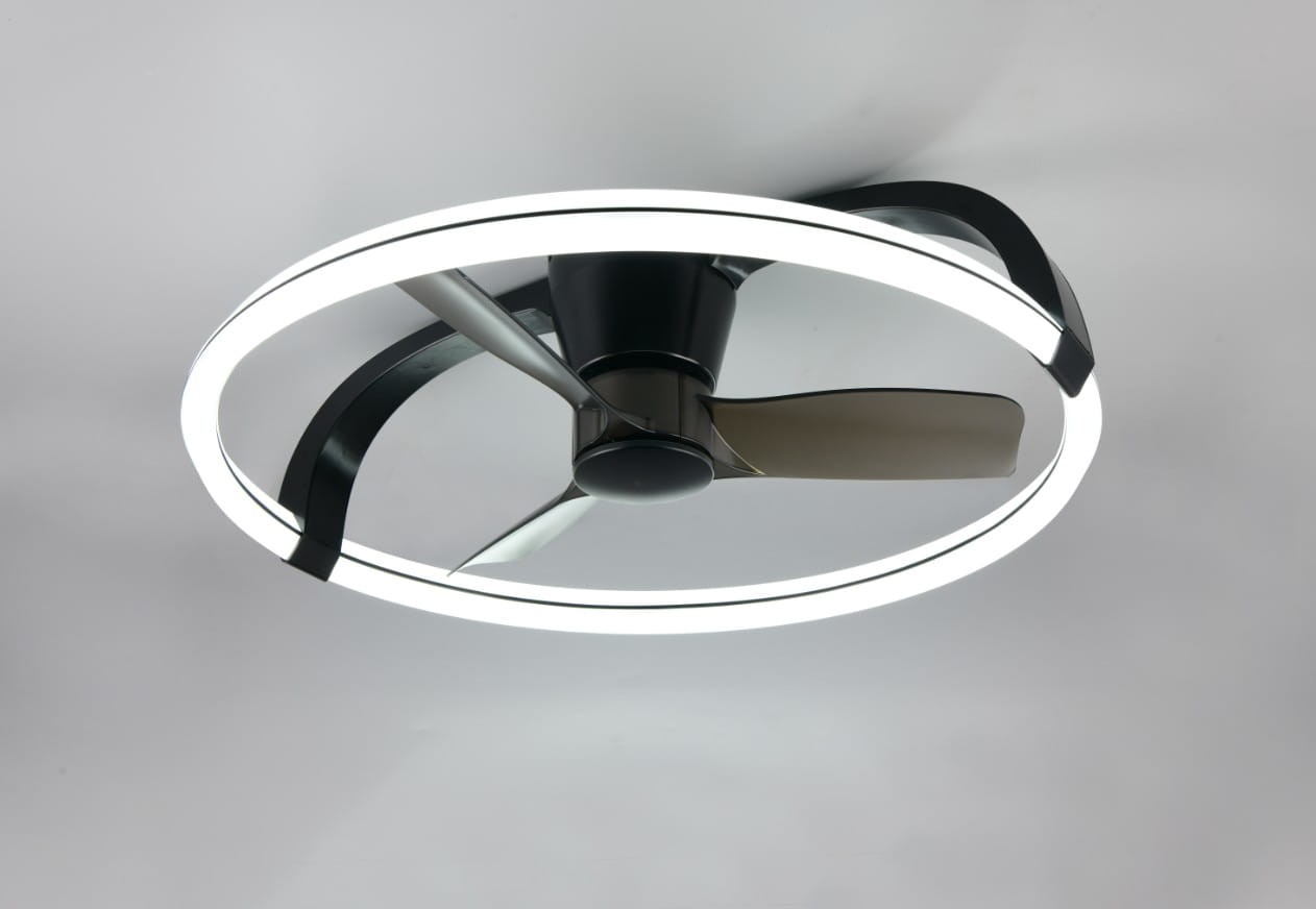 Czarna lampa sufitowa Stockholm z wentylatorem, z oświetleniem LED o mocy 37W i funkcją zmiany temperatury barwowej. Produkt zawiera pilot. Widok z dołu, ukazujący okrągłą konstrukcję z metalowymi łopatkami wentylatora.