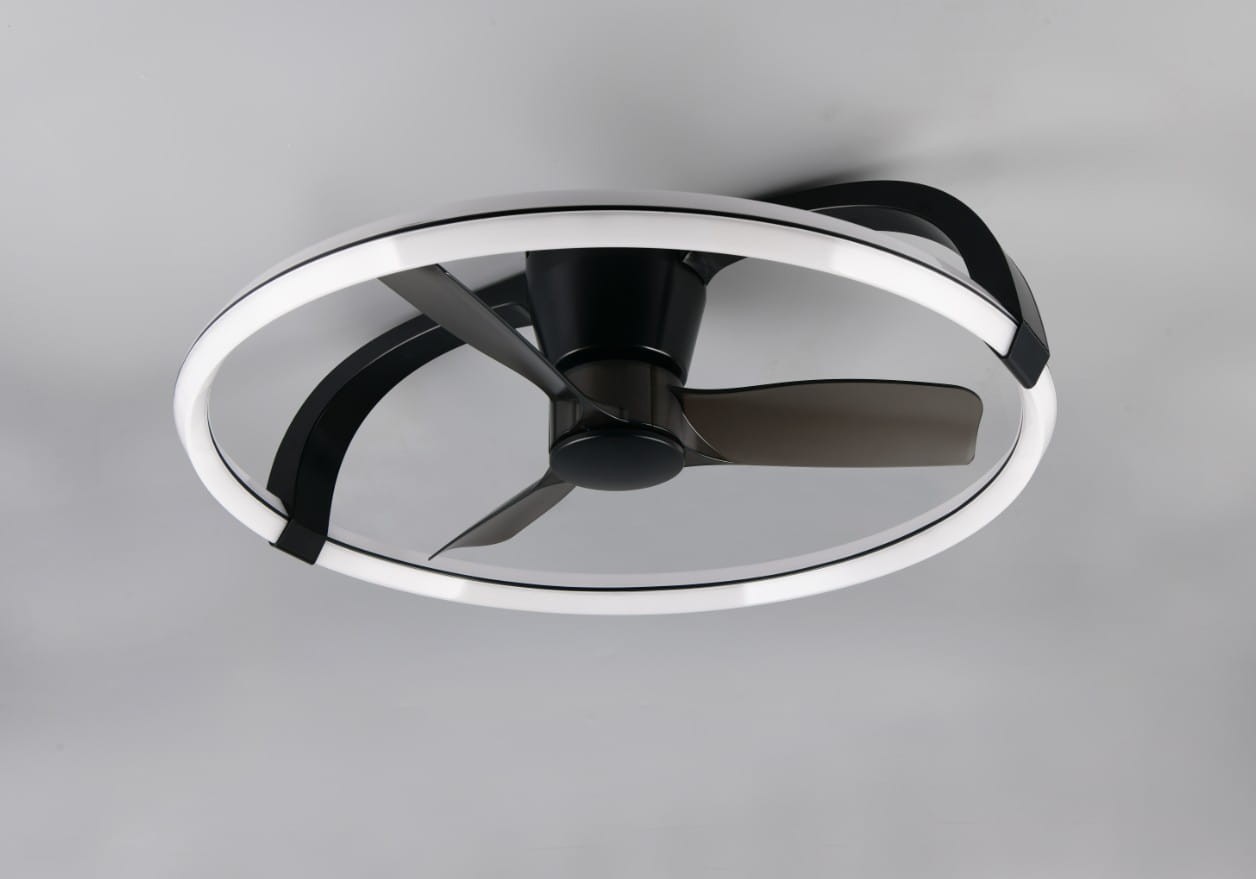 Czarna lampa sufitowa Stockholm z wentylatorem i pilotem. Okrągła konstrukcja z białym pierścieniem LED, trzy ciemne łopaty wentylatora. Ujęcie z dołu, ukazujące detal i nowoczesny design. Idealna do nowoczesnych wnętrz.
