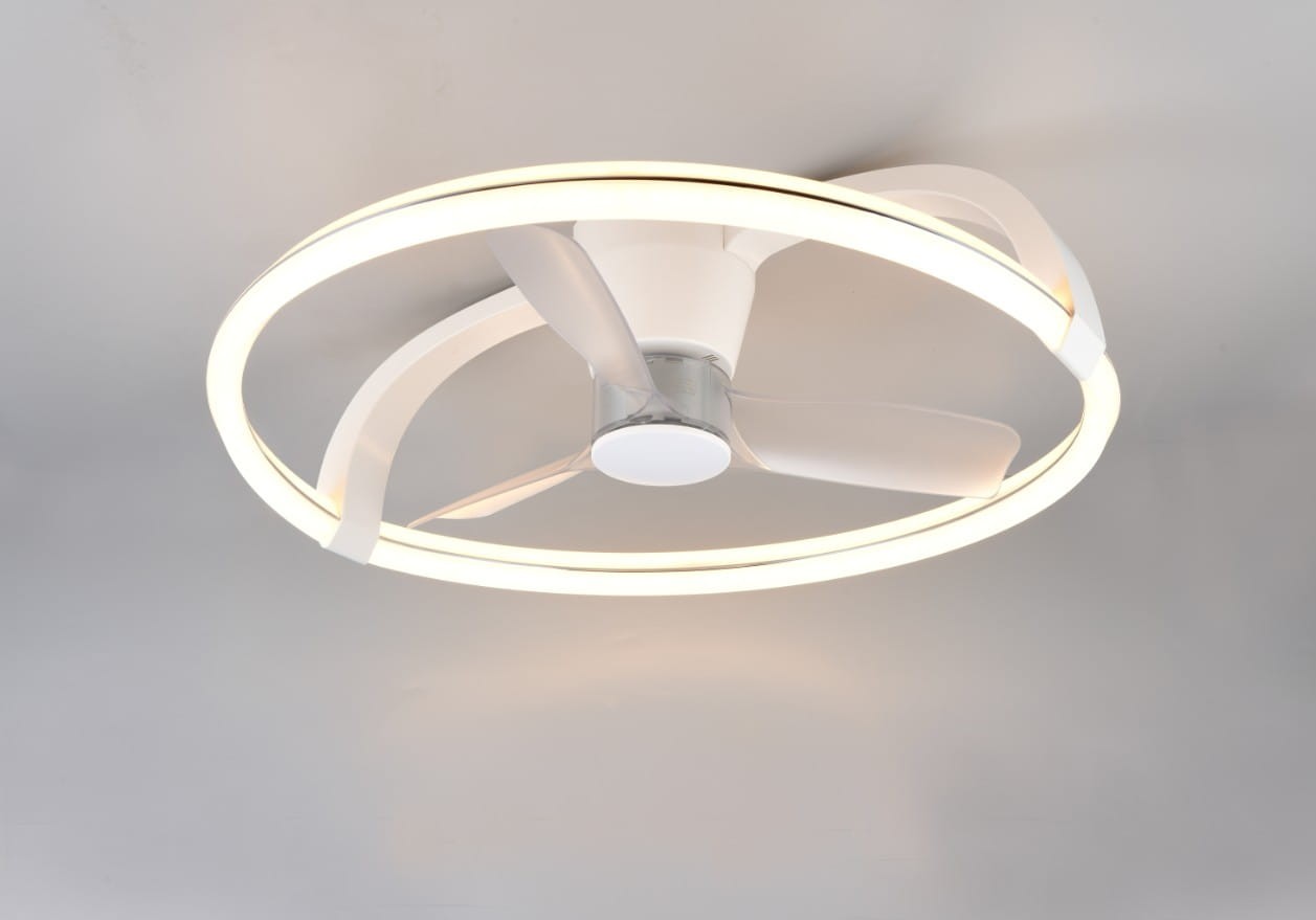 Biała lampa sufitowa Stockholm z wentylatorem, okrągła konstrukcja z przezroczystymi skrzydłami wentylatora, podświetlenie LED w kształcie pierścienia. Produkt montowany na suficie, widok z dołu.