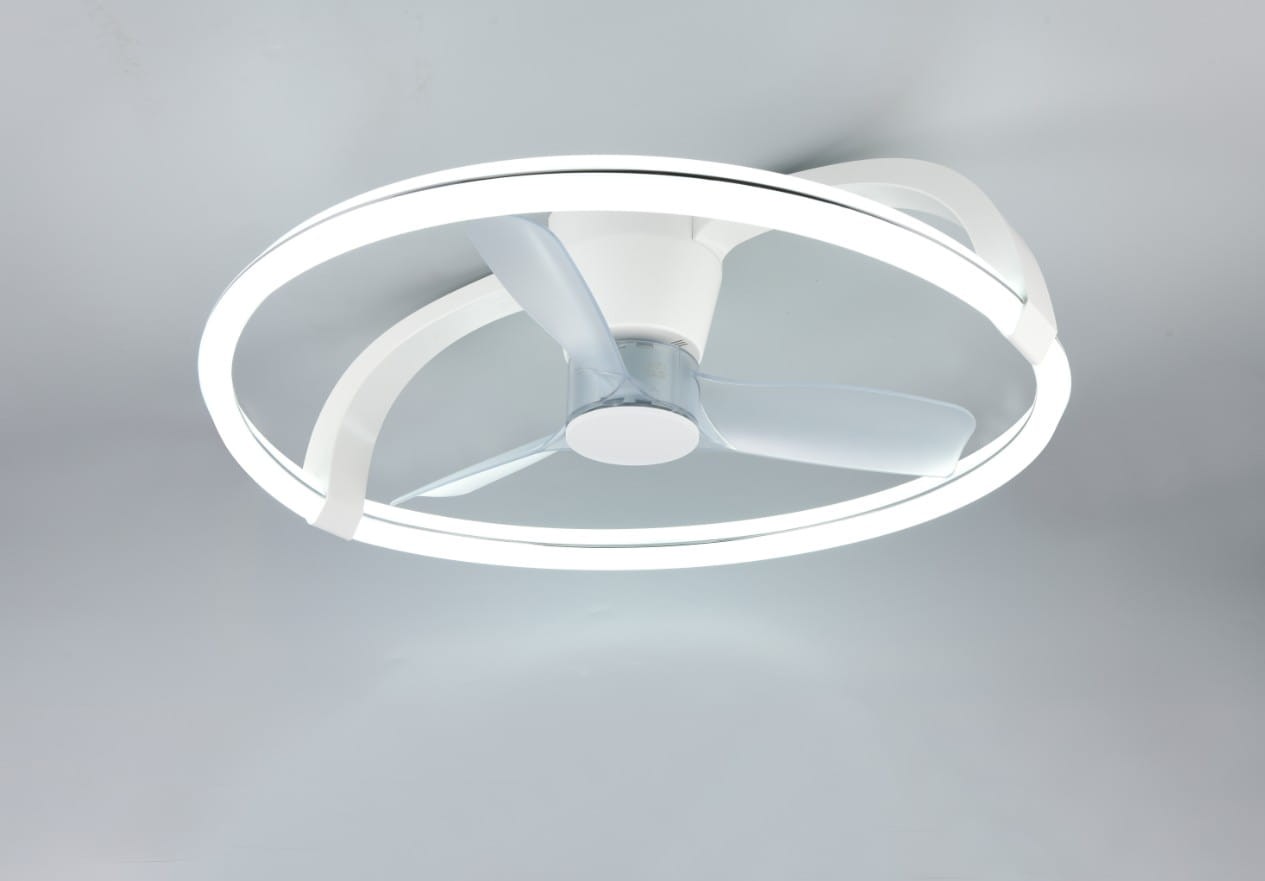 Lampa sufitowa Stockholm z wentylatorem, biały okrągły design z przezroczystymi skrzydłami. Wyposażona w pilot, zintegrowane źródło światła LED o mocy 37W, umieszczona na szarym tle.