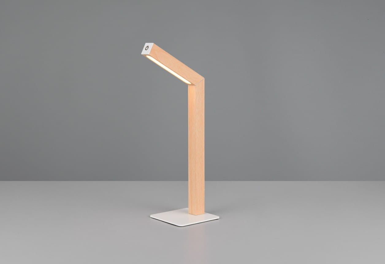 Lampa stołowa bezprzewodowa Skip z jasnego drewna z wbudowanym źródłem światła LED 2W. Posiada prostą, zgiętą konstrukcję w kolorze drewna na białej podstawie. Ujęcie frontalne, na szarym tle.