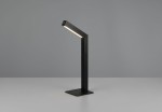 Lampa stołowa bezprzewodowa Skip w kolorze czarnym, z prostokątną podstawą. Posiada wbudowane źródło światła LED o mocy 2W, ustawiona pod kątem. Tło jednolite, szare, podkreślające minimalistyczny design.
