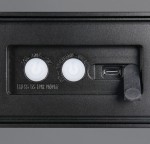 Czarny kinkiet zewnętrzny Silves Hybrid z przyciskami włączania oraz portem USB do ładowania. Widoczne dwa okrągłe przyciski oraz przesuwany przełącznik. Design minimalistyczny, idealny do użytku na zewnątrz, z klasą ochrony IP44.