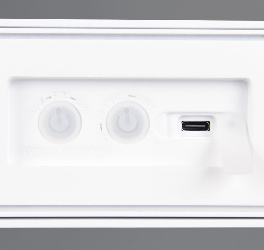 Panel tylny kinkietu zewnętrznego Silves Hybrid w kolorze białym. Widoczne dwa przyciski z oznaczeniami oraz port USB do ładowania. Prosty design, wykonanie z tworzywa sztucznego, przeznaczony do montażu na zewnątrz, z klasą ochrony IP44.